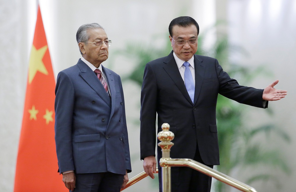 Prime Minister Tun Dr Mahathir Mohamad and Chinau00e2u20acu2122s Premier Li Keqiang attend a welcome ceremony at the Great Hall of the People in Beijing August 20, 2018. u00e2u20acu201d Reuters pic