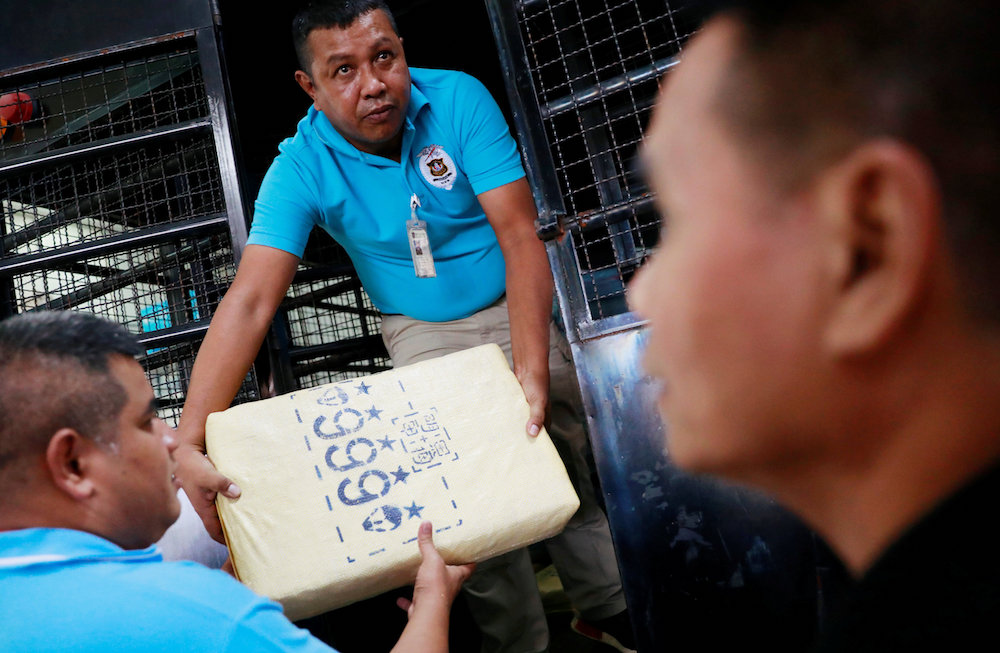 Thai police officers unload seized drugs from a vehicle in a police station in Bangkok August 22, 2018. u00e2u20acu201d Reuters pic