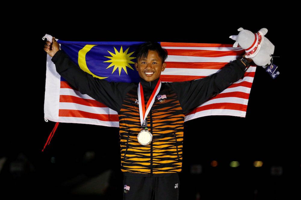Gold medallist Muhammad Fauzi Kaman Shah poses at the Open Laser 4.7 Race 12 victory ceremony at the 2018 Asian Games in Jakarta August 31, 2018. u00e2u20acu201d Reuters pic