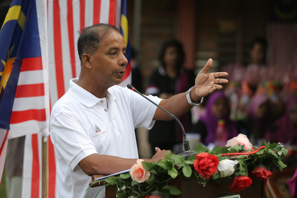 Human Resource Minister M. Kulasegaran said that the government will announce a new hiring policy for foreign workers after meeting the Home Ministry next Tuesday. u00e2u20acu201d Picture by Marcus Pheong