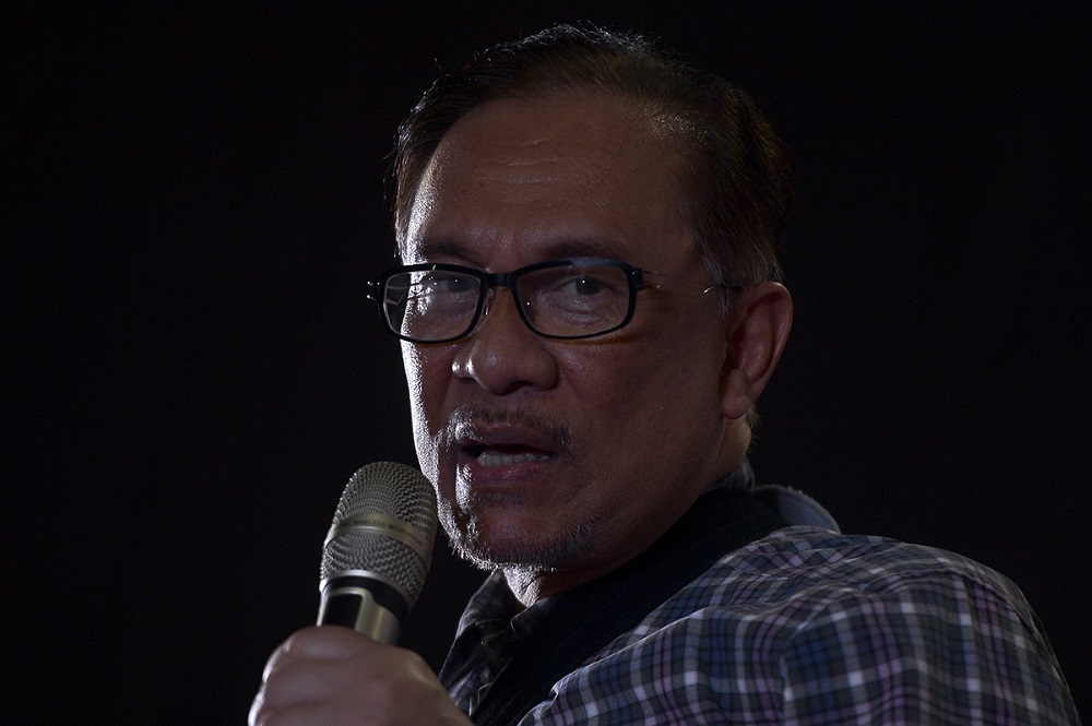 PKR de facto leader Datuk Seri Anwar Ibrahim speaks during a ceramah in Kampung Jalan Kebun, Shah Alam July 31, 2018. u00e2u20acu201d Picture by Mukhriz Hazim
