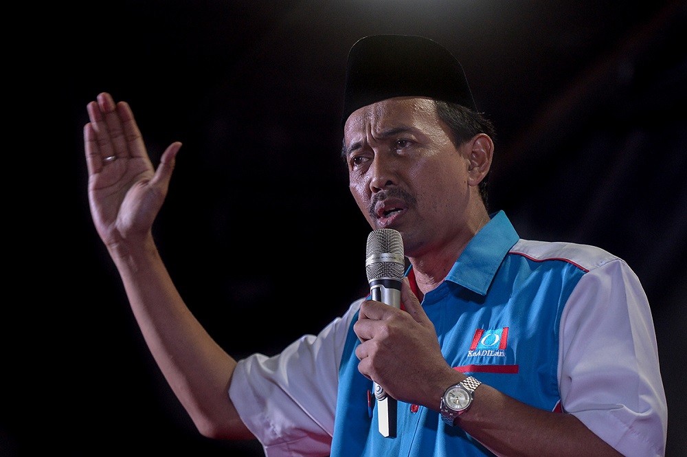 Pakatan Harapan candidate for the Sg Kandis by-election Zawawi Mughni speaks during a ceramah in Kampung Jalan Kebun, Shah Alam July 31, 2018. u00e2u20acu201d Picture by Mukhriz Hazim