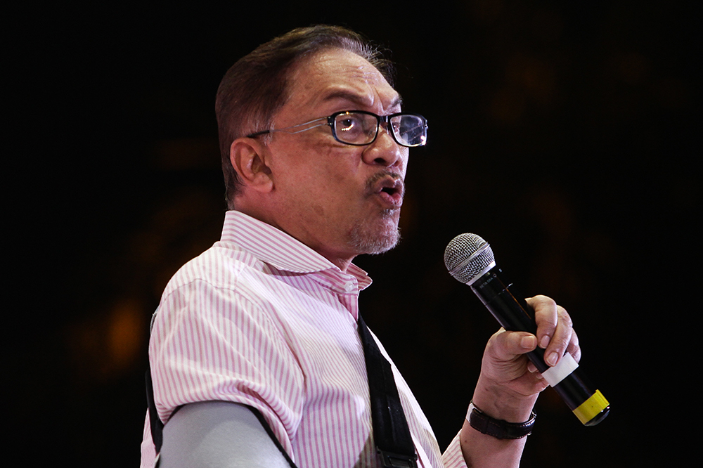 Datuk Seri Anwar Ibrahim speaks at a ceramah for the Sungai Kandis by-election in Bandar Puteri, Klang August 2, 2018. u00e2u20acu201d Picture by Miera Zulyana
