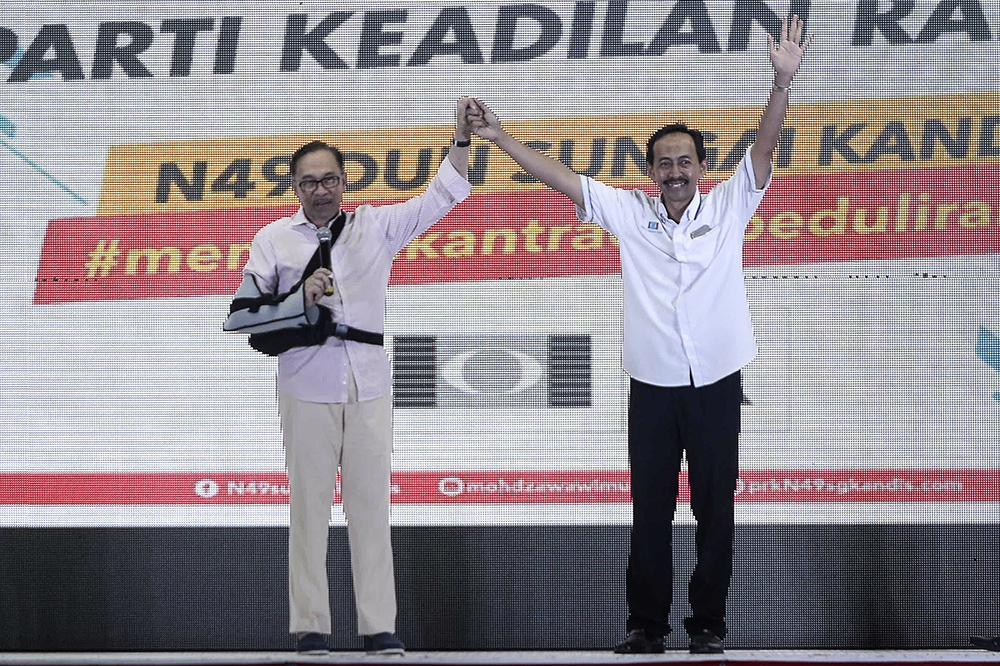 Datuk Seri Anwar Ibrahim and PKR candidate for Sungai Kandis, Mohd Zawawi Ahmad Mughni, attend a ceramah in Bandar Puteri, Klang August 2, 2018. u00e2u20acu201d Picture by Miera Zulyana