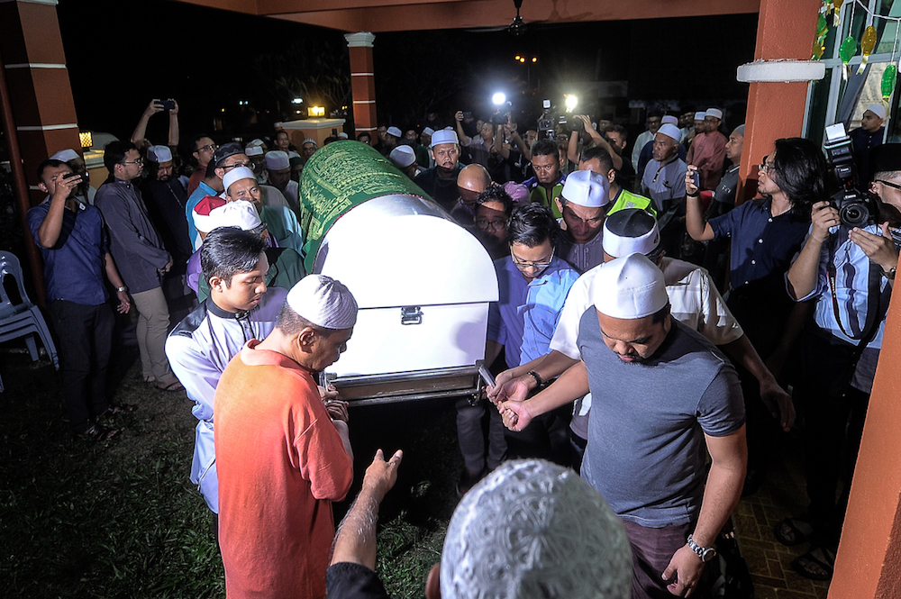 The body of Seri Setia assemblyman, Shaharuddin Badaruddin, arrives at his home in Kajang August 2, 2018. u00e2u20acu201d Picture by Shafwan Zaidon