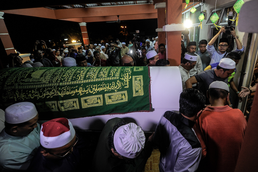 The body of Seri Setia assemblyman, Shaharuddin Badaruddin, arrives at his home in Kajang August 2, 2018. — Picture by Shafwan Zaidon