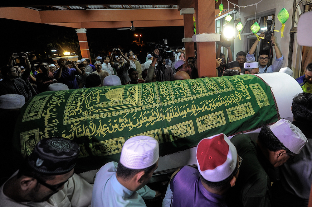 The body of Seri Setia assemblyman, Shaharuddin Badaruddin, arrives at his home in Kajang August 2, 2018. u00e2u20acu201d Picture by Shafwan Zaidon