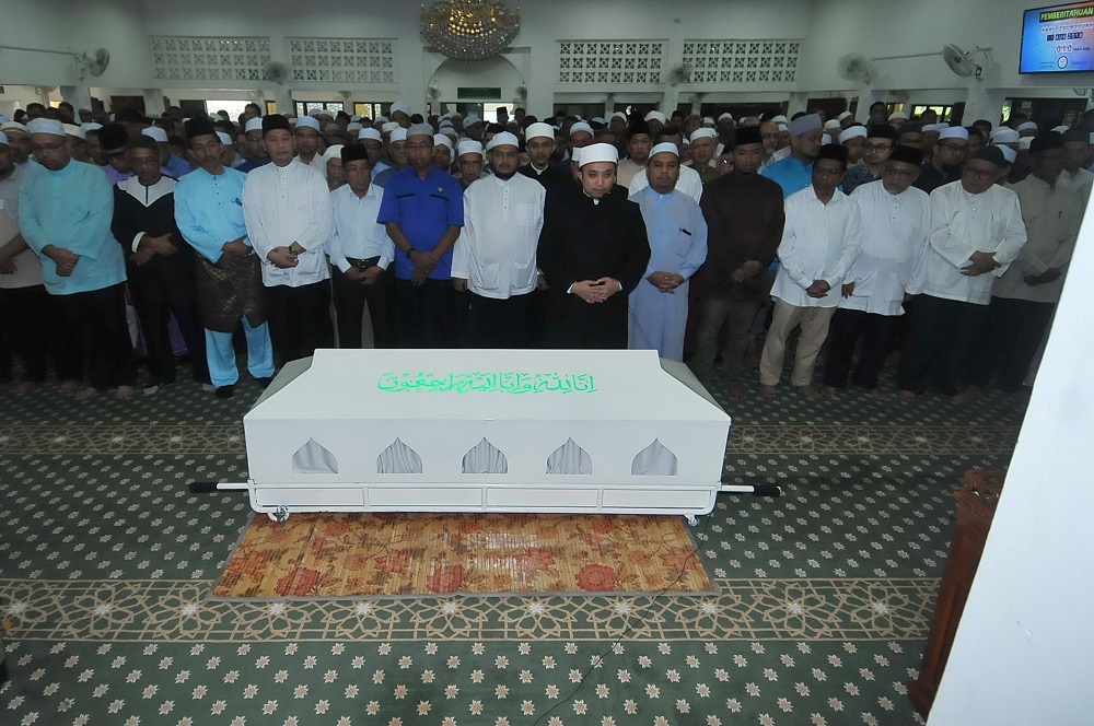 People attend the funeral of PKR vice president Shaharuddin Badaruddin at the Kampung Limau Manis Muslims cemetery in Kajang August 3, 2018. u00e2u20acu201d Picture by Azinuddin Ghazali