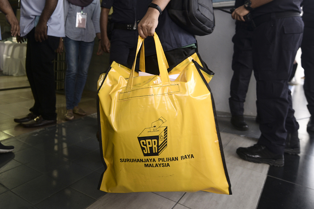 The first ballot box from the Sungai Kandis by-election arrives at Dewan Besar Tanjung MBSA, Shah Alam August 4, 2018. u00e2u20acu201d Picture by Miera Zulyana