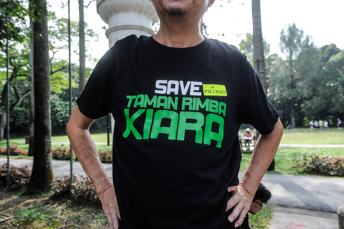 One of the participants of the picnic dons a ‘Save Taman Rimba Kiara’ T-shirt at Taman Rimba Kiara in Taman Tun Dr Ismail, Kuala Lumpur August 4, 2018. — Picture by Shafwan Zaidon