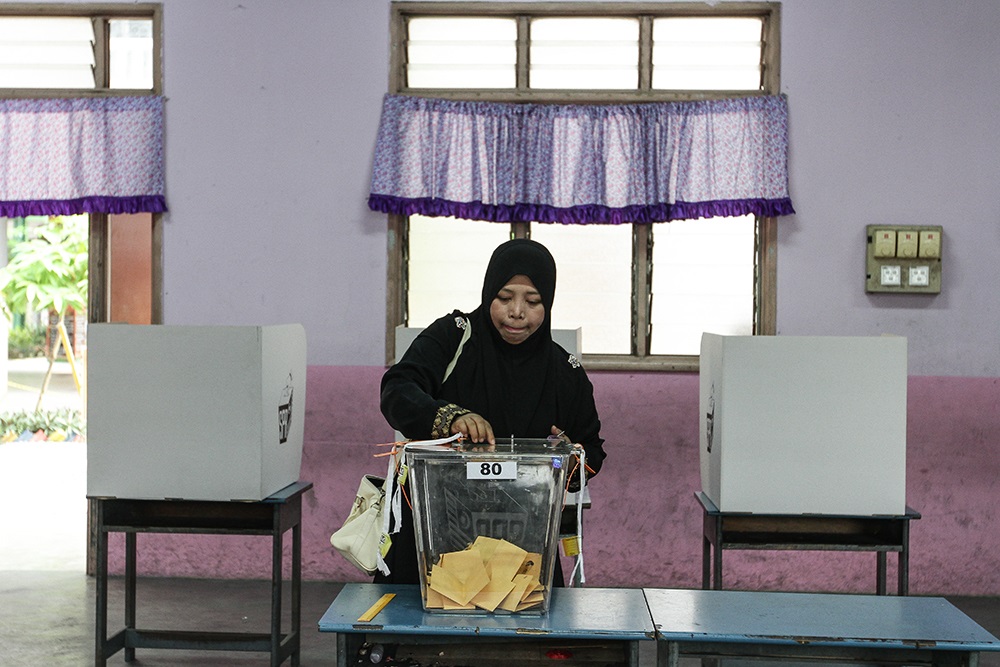 A voter casts her ballot during the Sg Kandis by-election at SK Jalan Kebun in Shah Alam August 4, 2018. u00e2u20acu201d Picture by Miera Zulyana