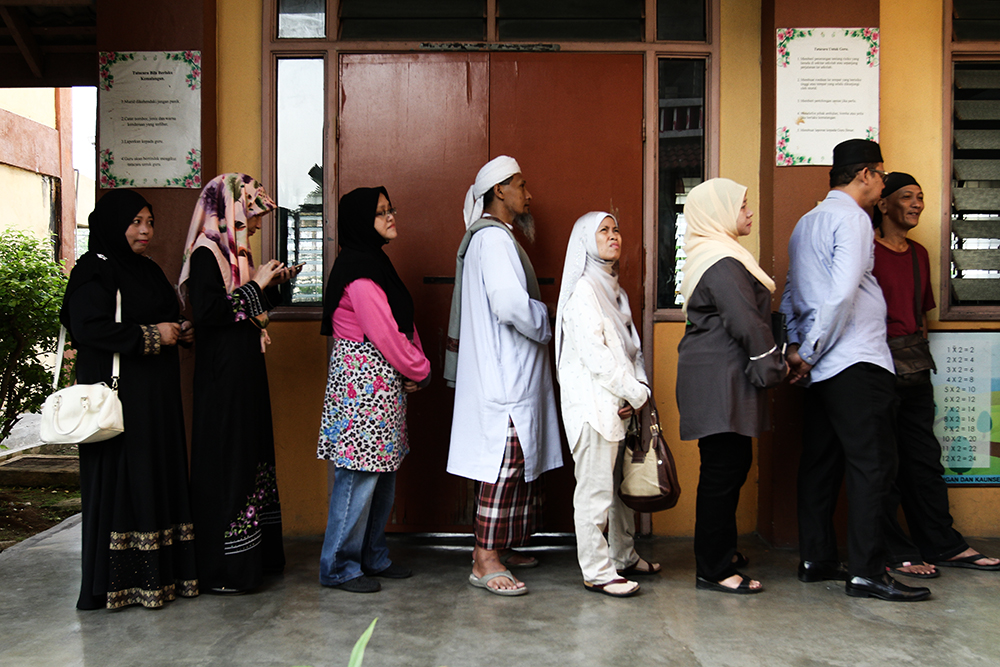 Voters queue patiently for their turn to cast their ballots at SK Jalan Kebun in Shah Alam  August 4, 2018. u00e2u20acu201d Picture by Miera Zulyana