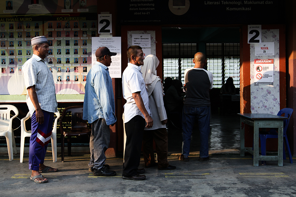 Voters queue patiently for their turn to cast their ballots at SK Jalan Kebun in Shah Alam  August 4, 2018. u00e2u20acu201d Picture by Miera Zulyana