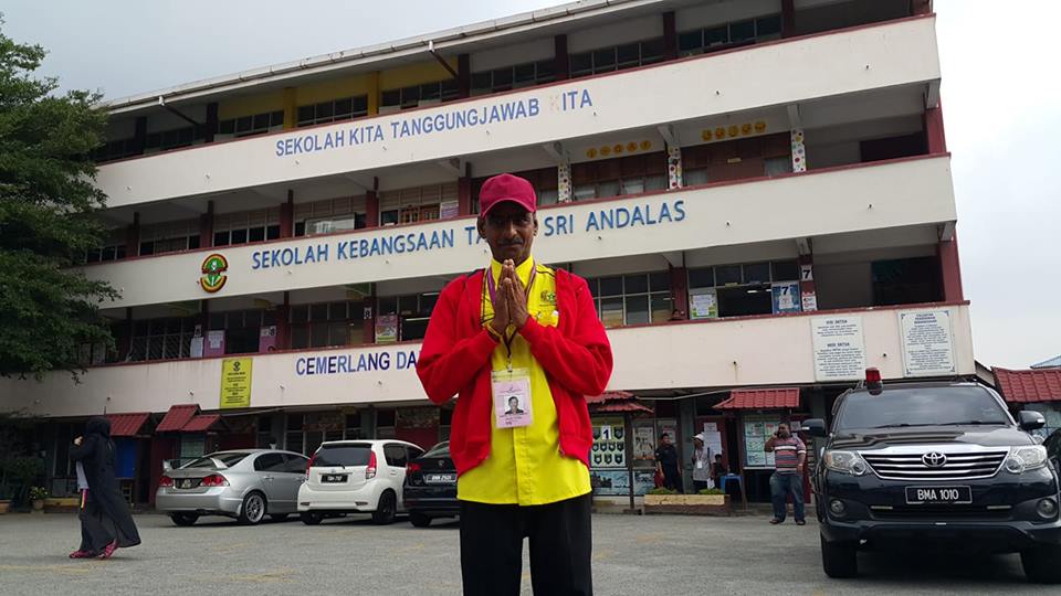 Independent candidate for the Sg Kandis by-election, K. Murthy, in front of Sekolah Kebangsaan Taman Sri Andalas in Klang. u00e2u20acu201d Picture via Facebook/Election Commission