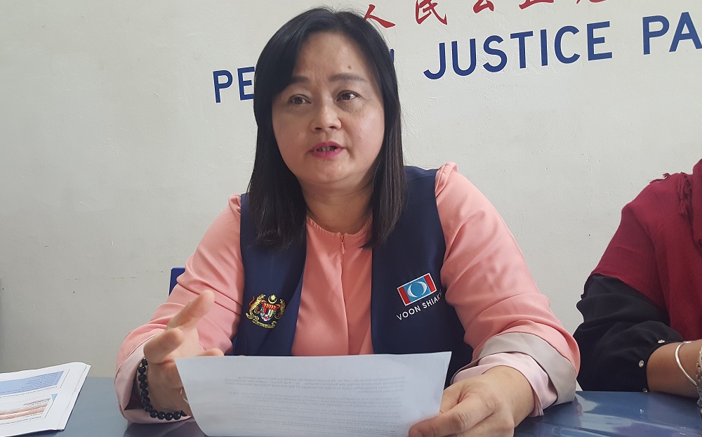 National PKR Women vice head Voon Shiak Ni criticised Kuantan MP Fuziah Salleh for her unprofessional remark against the national PKR Women movement. u00e2u20acu201d Picture by Sulok Tawie