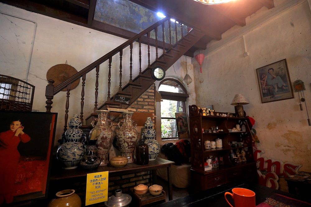 Various old Chinese household items such as wooden chairs, traditional pottery, paintings and souvenirs can be seen at the guest house.