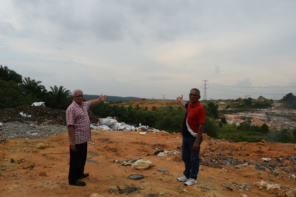 Senggarang assemblyman Khairuddin A Rahim (left) at the landfill in Sungai Tiram in Johor. u00e2u20acu201d Picture courtesy of Johor Parti Amanah Negara