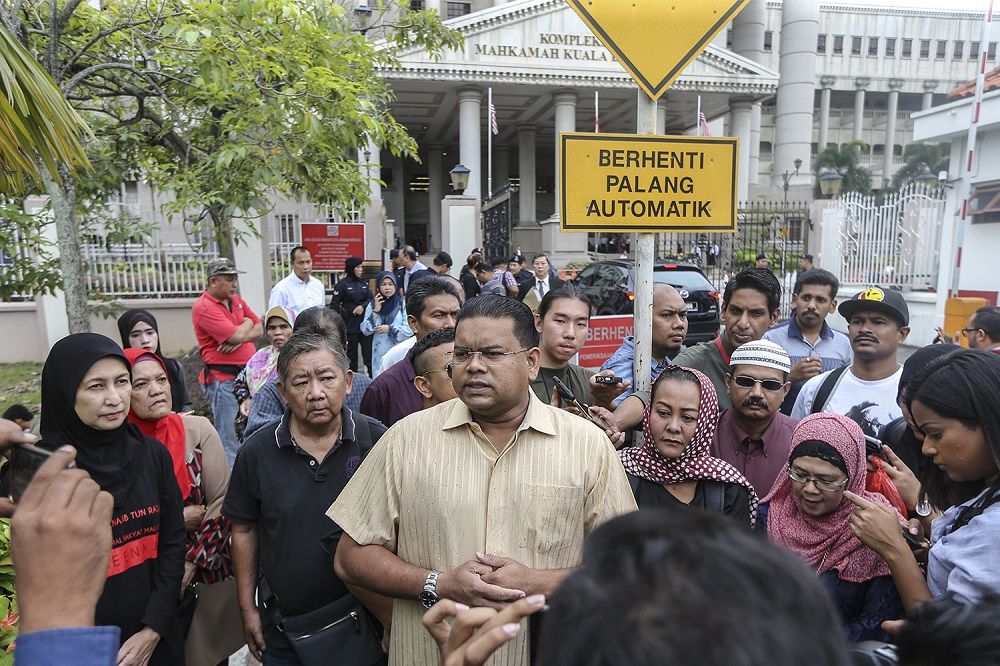 Umnou00e2u20acu2122s Datuk Lokman Noor Adam addresses the media outside the Kuala Lumpur High Court August 8, 2018. u00e2u20acu201d Picture by Azneal Ishak
