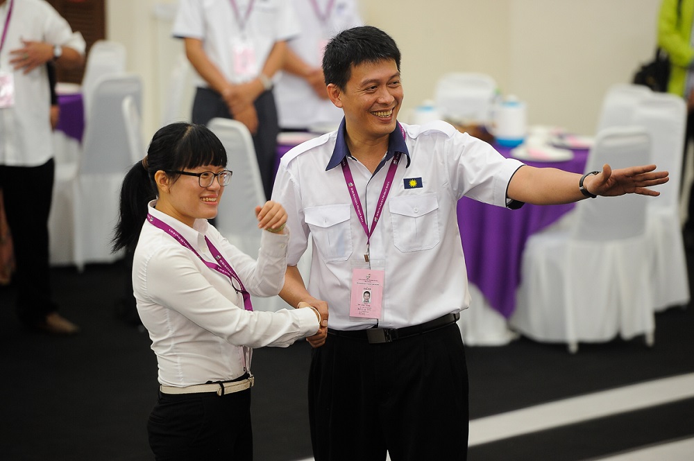 Pakatan Harapanu00e2u20acu2122s Wong Siew Ki (left) and MCA's Tan Chee Teong at the nomination centre in Bangi August 18, 2018. u00e2u20acu201d Picture by Shafwan Zaidon