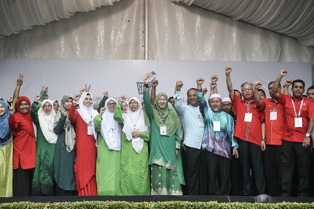 PASu00e2u20acu2122s candidate for the Seri Setia by-election, Dr Halimah Ali (center) with Umno and Pas leaders at the nomination centre in MBPJ Civic Centre in Petaling Jaya August 18, 2018. u00e2u20acu201dPicture by Hari Anggara