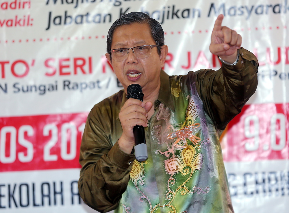 State Investment and Corridor Development Committee chairman Datuk Seri Mohammad Nizar Jamaluddin attends a dialogue session with Sungai Rapat residents in Ipoh August 19, 2018. u00e2u20acu201d Picture by Farhan Najib