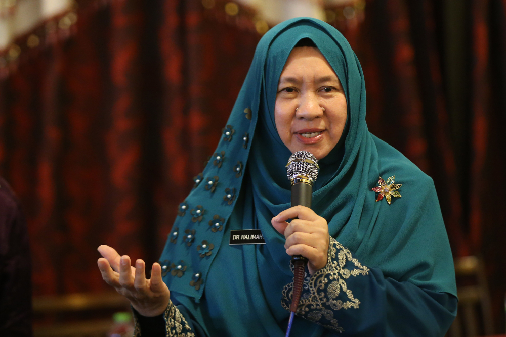 PASu00e2u20acu2122 Seri Setia by-election candidate Dr Halimah Ali speaks during a media dinner in Shah Alam August 19, 2018. u00e2u20acu201d Picture by Azinuddin Ghazali 