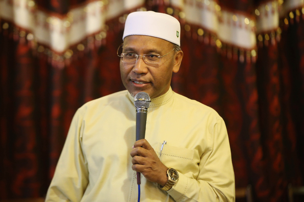 PASu00e2u20acu2122 vice-president Idris Ahmad speaks during a media dinner in Shah Alam August 19, 2018. u00e2u20acu201d Picture by Azinuddin Ghazali 
