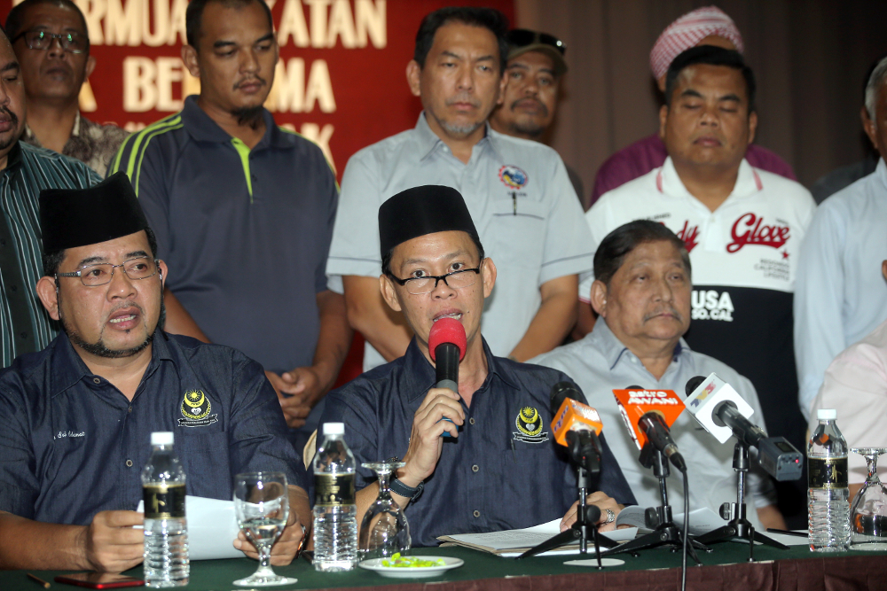 Perak Malay Solidarity Organsation president Kahar Md Yassin (centre) speaks during a press conference held at Tower Regency Ipoh August 20, 2018. u00e2u20acu201d Picture by Farhan Najib 