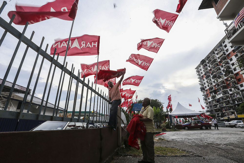Pakatan Harapan flags are seen in Kelana Jaya August 22, 2018. u00e2u20acu201d Picture by Hari Anggara