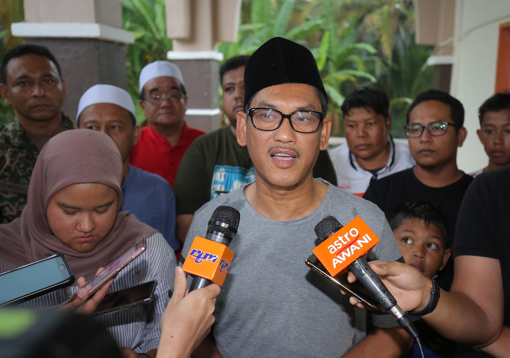 Perak Mentri Besar Ahmad Faizal Azumu speaks to reporters in Chenderiang, Tapah August 22, 2018. u00e2u20acu201d Picture by Marcus Pheong