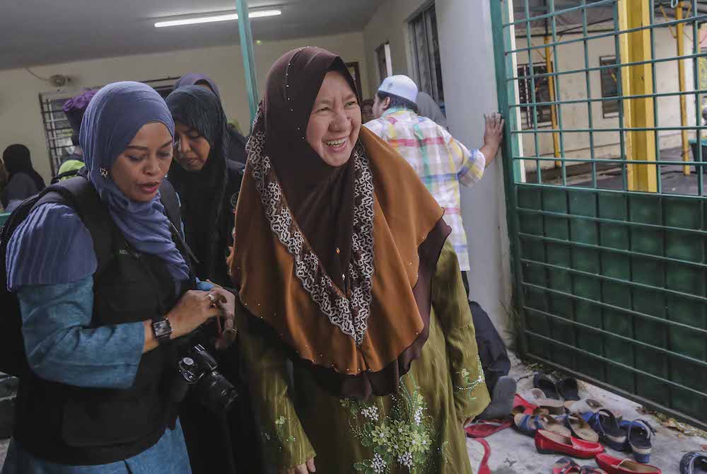 PASu00e2u20acu2122 Seri Setia candidate Dr Halimah Ali visits PPRT Lembah Subang residents in Subang August 23, 2018. u00e2u20acu201d Picture by Firdaus Latif