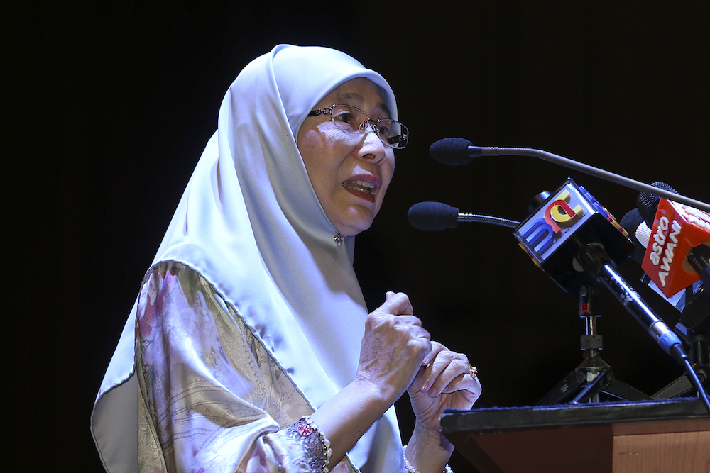 Deputy Prime Minister, Datuk Seri Dr Wan Azizah Wan Ismail delivers her speech during the National Council of Womenu00e2u20acu2122s Organisationu00e2u20acu2122s (NCWO) annual dinner in Kuala Lumpur August 24, 2018. u00e2u20acu201d Picture by Azneal Ishak