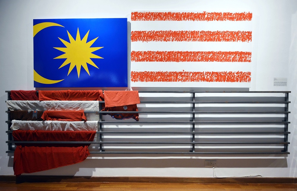 The 'Teh Tarik with The Flag' exhibition is an invite to think critically of what the Jalur Gemilang means to you personally and the artists as well.