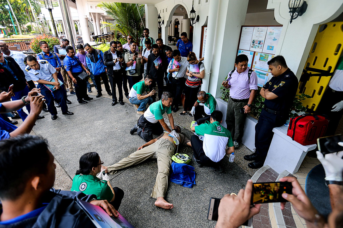 A team from St Johnu00e2u20acu2122s Ambulance demonstrates hand CPR during the Emerging Jellyfish Threat Seminar in George Town August 27, 2018. u00e2u20acu201d Picture by Sayuti Zainudin