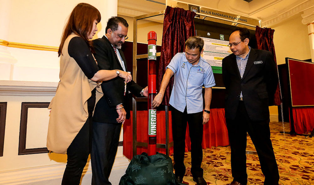 State exco member Jagdeep Singh Deo along with Penang Mayor Datuk Yew Tung Seang (2nd right) and other VIPs look at a vinegar post during the Emerging Jellyfish Threat Seminar in George Town August 27, 2018. — Picture by Sayuti Zainudin