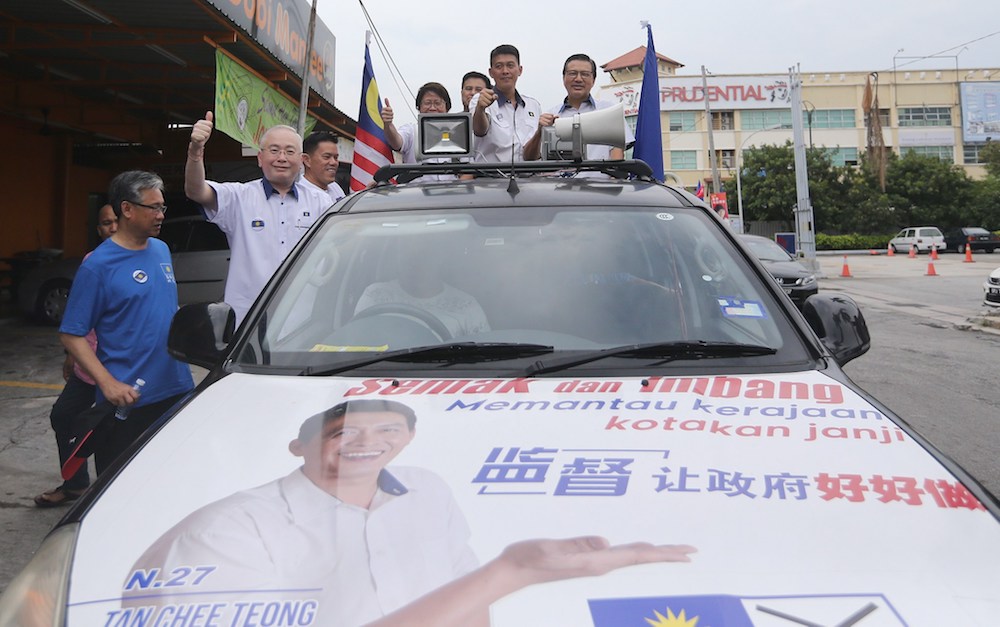 Datuk Seri Liow Tiong Lai, Datuk Seri Wee Ka Siong and MCA Balakong candidate Tan Chee Keong pose for pictures during the launch of the Balakong Declaration August 28, 2018. u00e2u20acu201d Picture by Razak Ghazali
