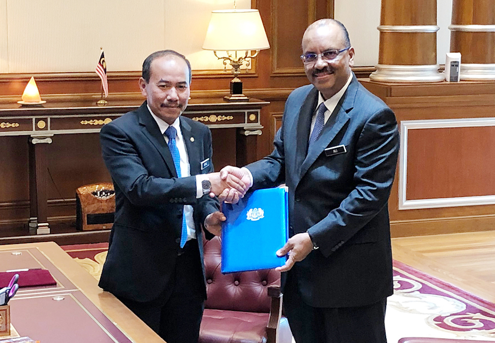 Tan Sri Ali Hamsa hands over the letter of appointment to Datuk Seri Ismail Bakar in Perdana Putra August 28, 2018. u00e2u20acu201d Picture via Twitter/Ali Hamsa