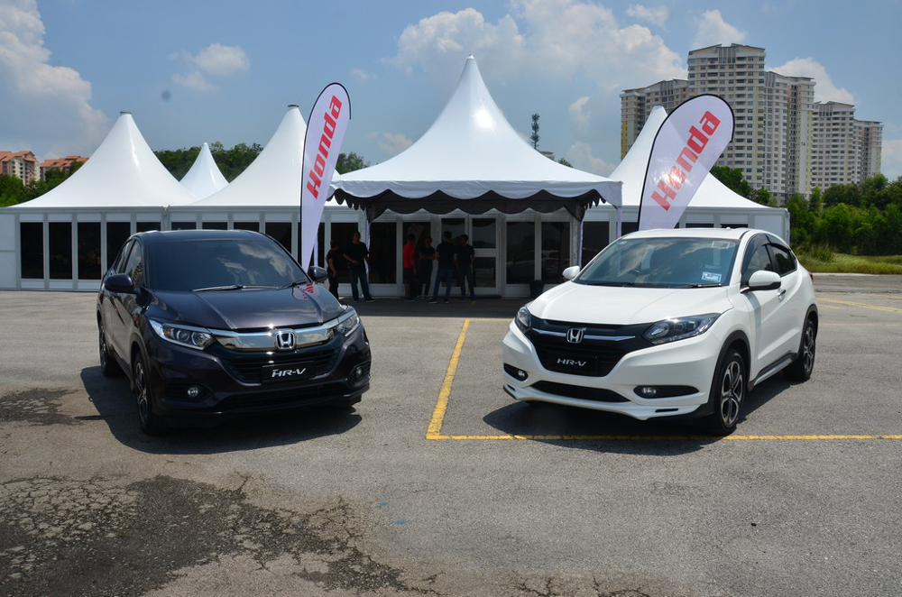 The grill on the new Honda HR-V (left) compared to the grille on an older model (right).