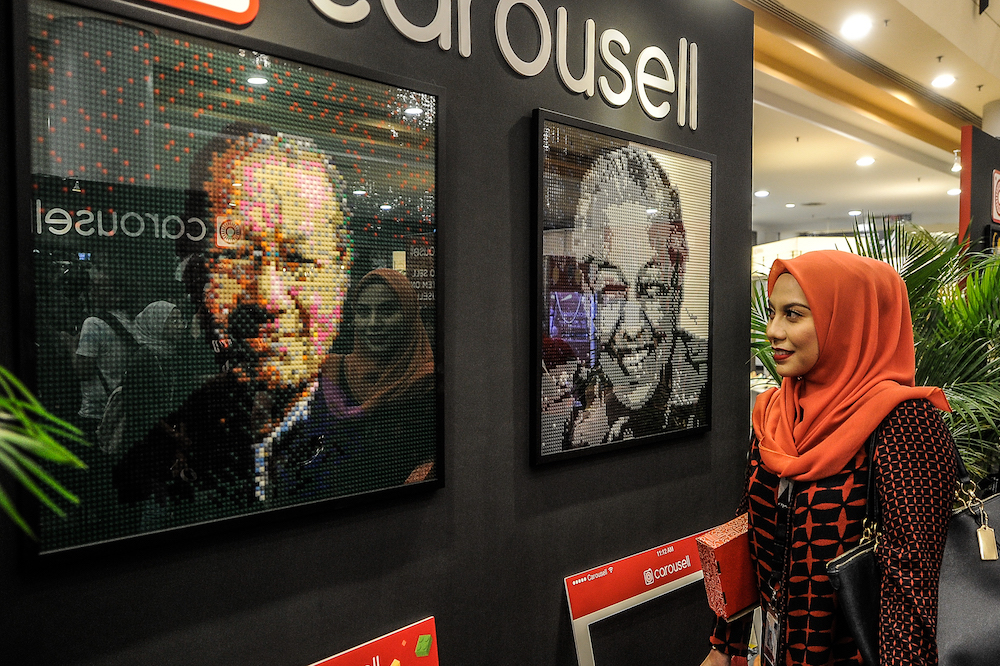 A woman looks at a mural of Prime Minister Tun Dr Mahathir Mohamad, composed of Lego bricks, at Carousellu00e2u20acu2122s u00e2u20acu02dcSayang Malaysiakuu00e2u20acu2122 Lego art exhibition in Sunway Pyramid, Petaling Jaya August 30, 2018. u00e2u20acu201d Picture by Shafwan Zaidon