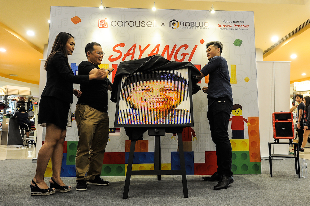 A mural of Tun Dr Siti Hasmah Mohd Ali, composed of Lego bricks, is unveiled at Carousell’s ‘Sayang Malaysiaku’ Lego art exhibition in Sunway Pyramid, Petaling Jaya August 30, 2018. — Picture by Shafwan Zaidon