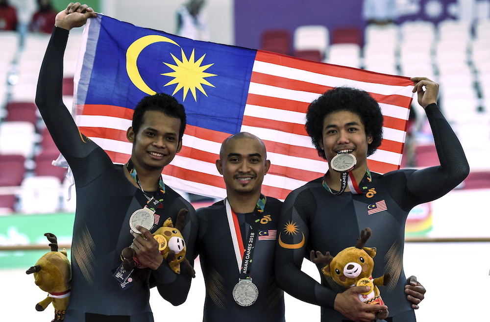 The national track cycling squad comprising Azizulhasni Awang, Muhammad Shah Firdaus Sahrom and Muhammad Fadhil Mohd Zonis posing with their silver medals in Jakarta August 27, 2018. u00e2u20acu201d Bernama pic