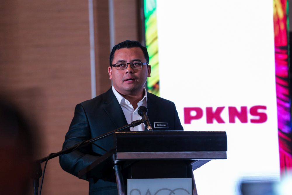 Selangor Mentri Besar Amirudin Shari gives a speech at the Shah Alam Convention Centre August 1, 2018. u00e2u20acu201d Picture by Ahmad Zamzahuri