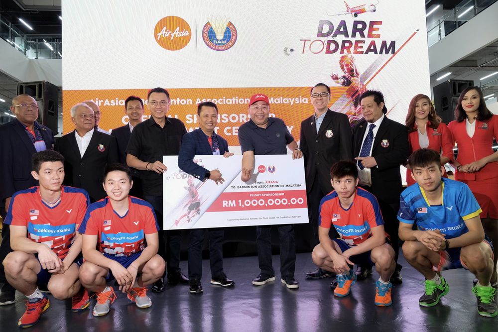 BAM president Datuk Seri Mohamad Norza Zakaria (fifth left) receiving a RM1 million check replica from AirAsia Executive Chairman and AirAsia X Group CEO Datuk Kamarudin Meranun at AirAsia Red Q, Sepang, Aug 6, 2018. u00e2u20acu201d Bernama pic