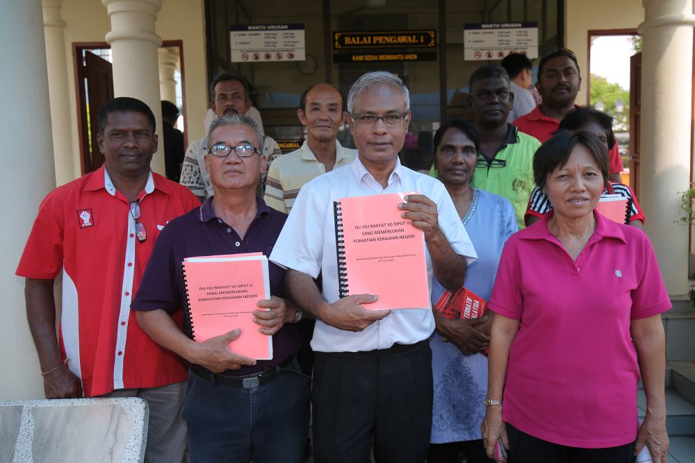Former Sungai Siput MP Dr D. Michael Jeyakumar (in white) is seen with a group of Sungai Siput residents at the entrance of the State Secretariat building in Ipoh August 21, 2018. u00e2u20acu2022 Picture by Marcus Pheong