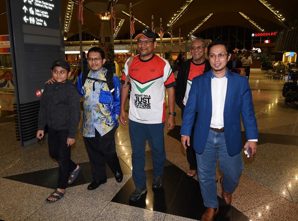 Humanitarian Care Malaysia activist Mohd Afandi Salleh (centre) arrives at the KLIA airport in Sepang July 31, 2018. u00e2u20acu201d Bernama pic