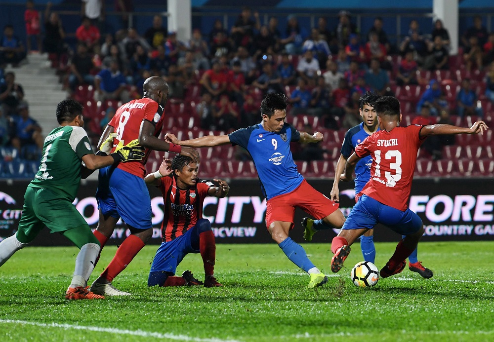 Pemain JDT, Ahmad Hazwan Bakri cuba melepasi pertahanan MIFA Wan Mohd Syukri Wan Ahmad pada perlawanan Piala Malaysia di Stadium Tan Sri Hassan Yunos Larkin di Johor Baru 5 Ogos, 2018.  u00e2u20acu201d Foto Bernama