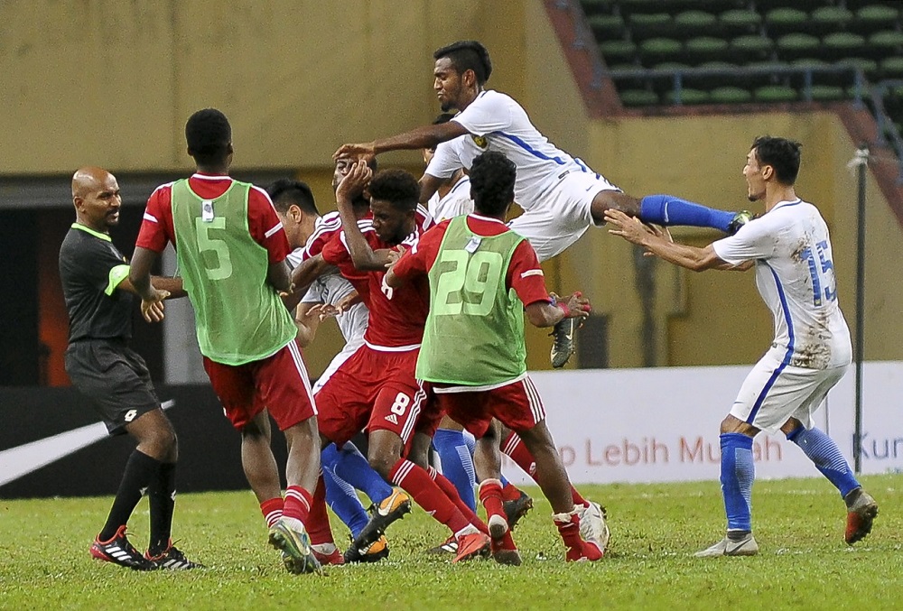Perlawanan persahabatan antara Malaysia dan UAE dihentikan pada minit terakhir masa tambahan selepas berlakunya pergaduhan di Stadium Shah Alam semalam. u00e2u20acu201d Foto Bernama