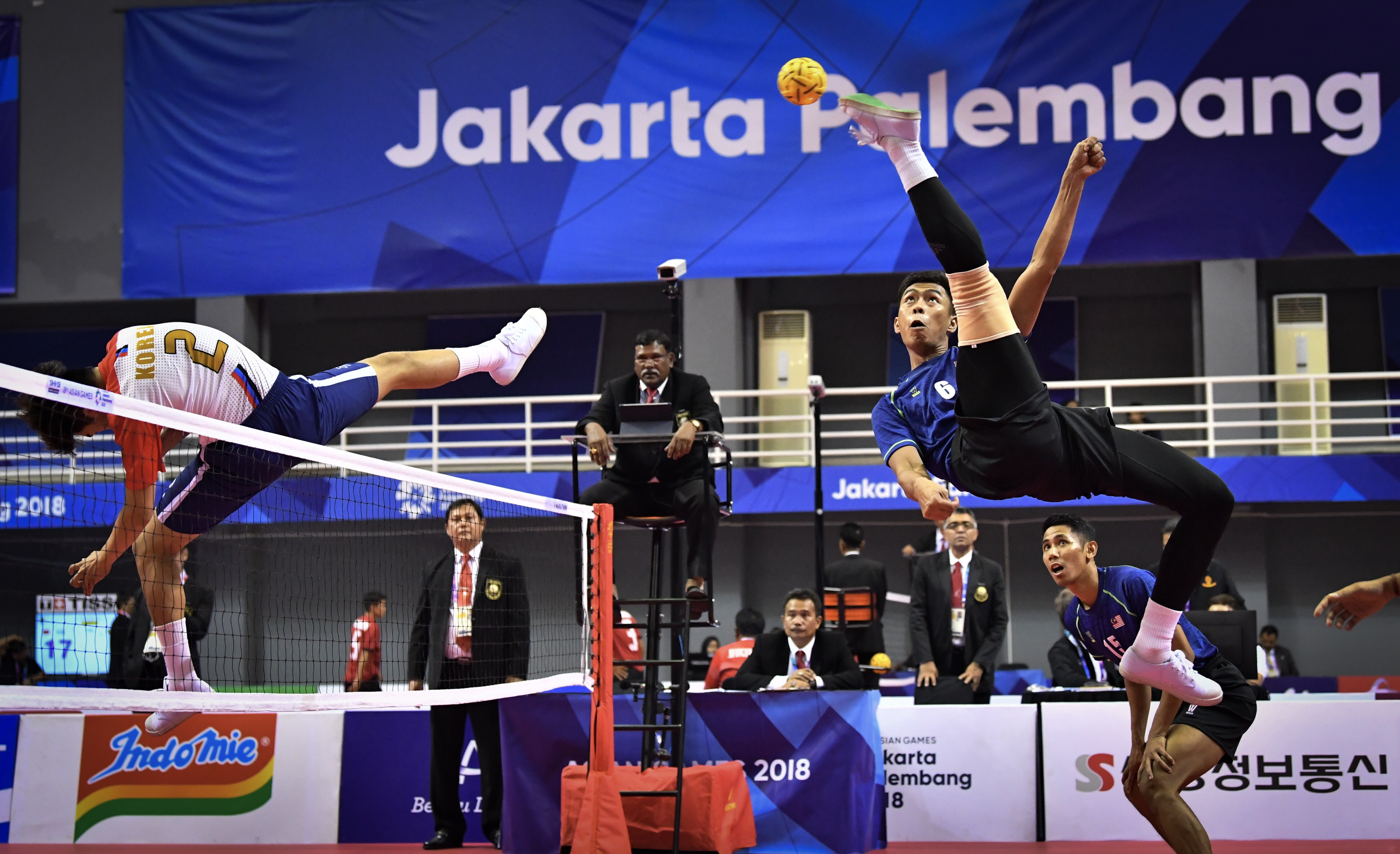 Perejam Skuad Sepak Takraw Negara, Muhammad Afifuddin Mohd Razali membuat rejaman ketika beraksi menentang pasukan Korea Selatan dalam acara Regu Berpasukan di Temasya Sukan Asia Jakarta Palembang Ke-18 di Bandar Sukan Jakabaring, hari ini. u00e2u20acu201d Bernama