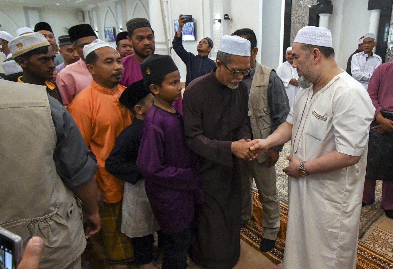 Yang di-Pertuan Agong Sultan Muhammad V (kanan) berkenan bersalaman dengan orang ramai selepas menunaikan solat sunat Aidiladha di Masjid Al Ismaili, Pasir Pekan 22 Ogos 2018. u00e2u20acu201d Foto Bernama 