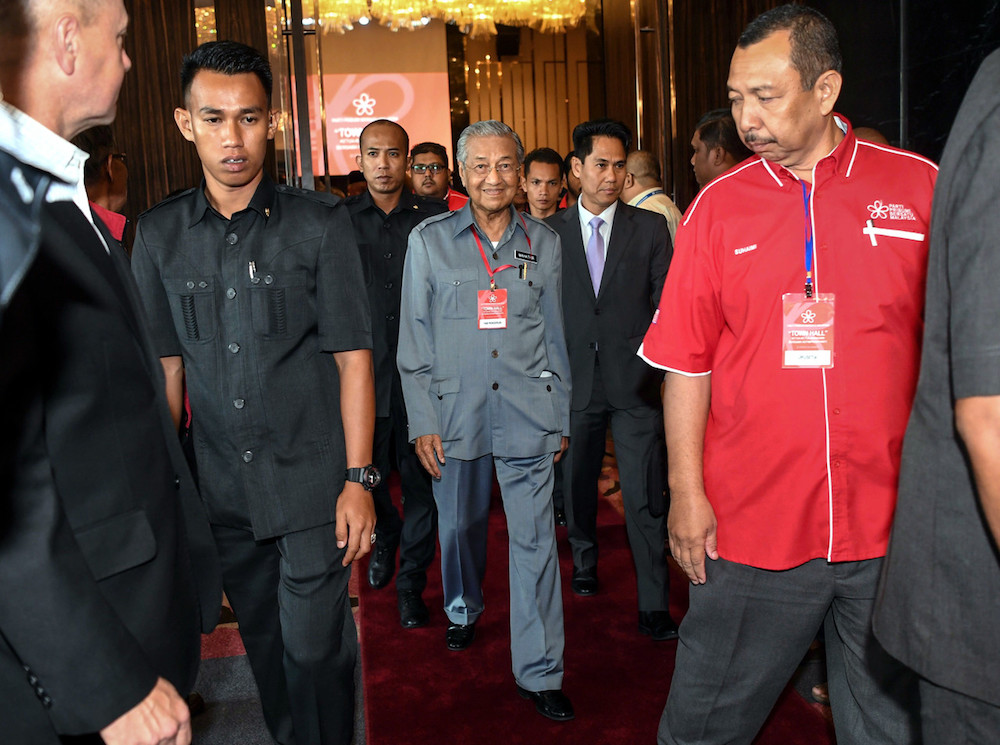 Tun Dr Mahathir Mohamad leaves after attending PPBMu00e2u20acu2122s inaugural town hall meeting in Kuala Lumpur August 24, 2018. u00e2u20acu201d Bernama pic